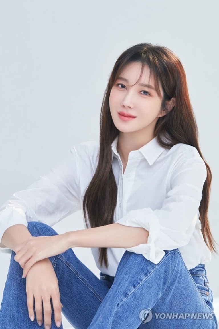 Lee Ji-ah apologizes for grandfather's pro-Japanese activities amid family land dispute