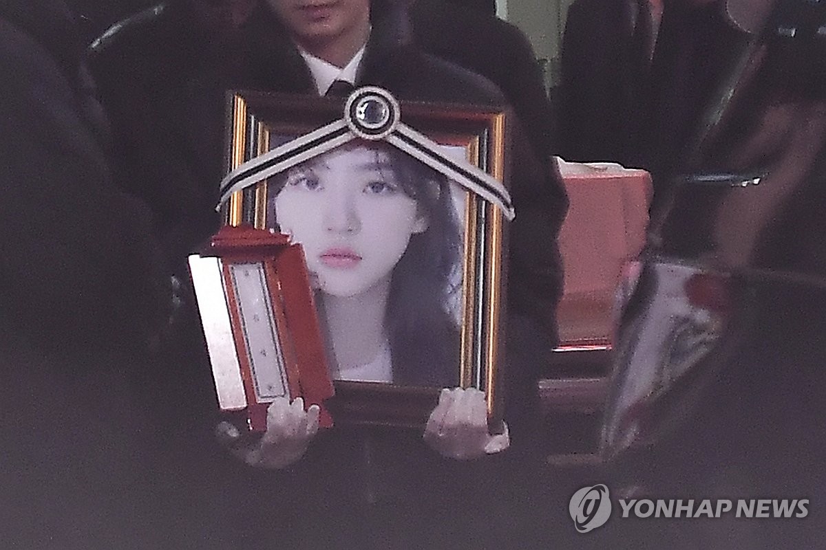 Actress Kim Sae-ron laid to rest