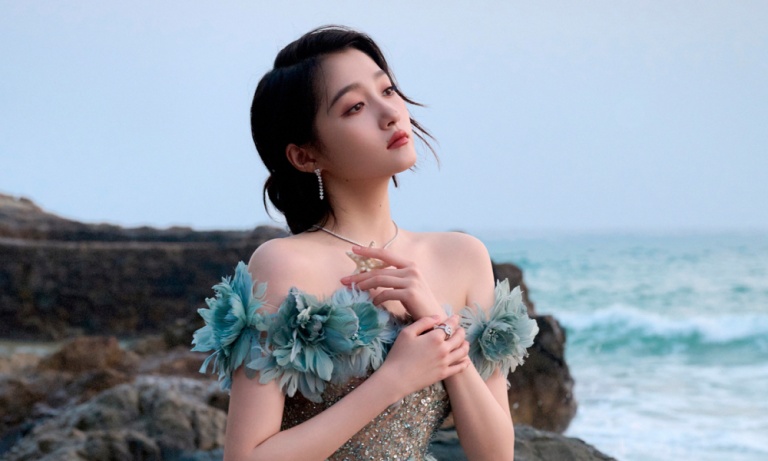 Guan Xiaotong causes a stir with her 'flower fairy' dress